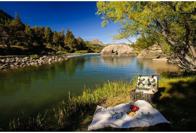 Escápate al paraíso. los chalets de Kingfisher de los Andes! El alojamiento o la cabañas de lujo para tus vacaciones se encuentra en medio de la naturaleza, rodeado de múltiples montañas y siete lagos, situado en los límites del Parque Nacional Lanin dentro la Patagonia Andina.  